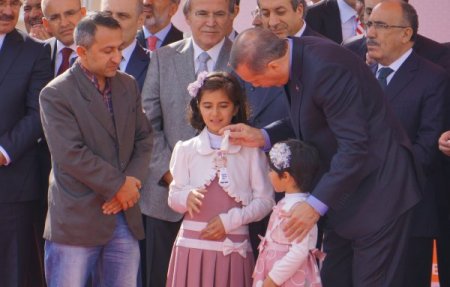Başbakan Erdoğan, depremzede Ercişlilere yeni evlerinin anahtarını verdi