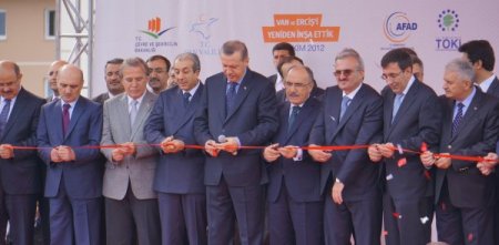 Başbakan Erdoğan, depremzede Ercişlilere yeni evlerinin anahtarını verdi