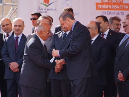 Başbakan Erdoğan, depremzede Ercişlilere yeni evlerinin anahtarını verdi