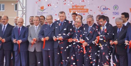 Başbakan Erdoğan, depremzede Ercişlilere yeni evlerinin anahtarını verdi