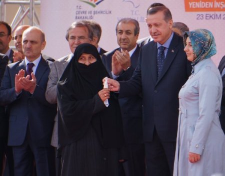 Başbakan Erdoğan, depremzede Ercişlilere yeni evlerinin anahtarını verdi