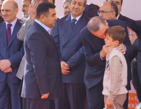 Başbakan Erdoğan, depremzede Ercişlilere yeni evlerinin anahtarını verdi