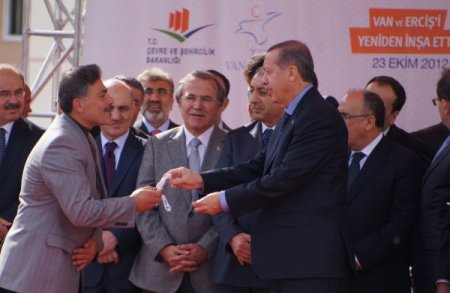 Başbakan Erdoğan, depremzede Ercişlilere yeni evlerinin anahtarını verdi