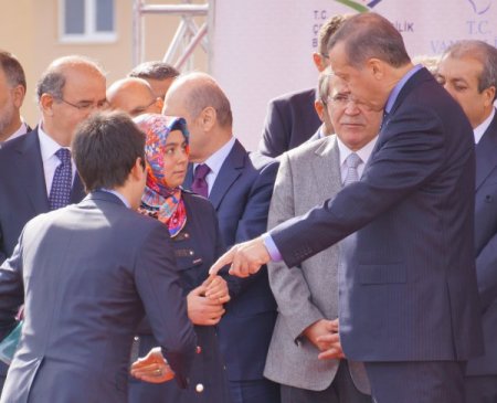 Başbakan Erdoğan, depremzede Ercişlilere yeni evlerinin anahtarını verdi