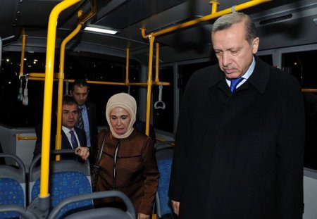 Başbakan Erdoğan, engelli sporcuları taşıyacak araçlara hayran kaldı