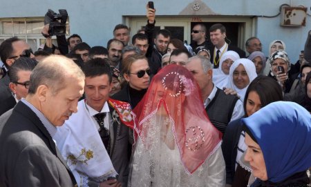 Başbakan Erdoğan, genç çiftin düğününe konuk oldu