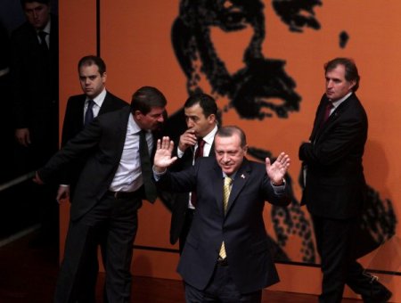 Başbakan Erdoğan, 'iki Dil' Tartışmasını Açanlara Milli Şairi Örnek Gösterdi