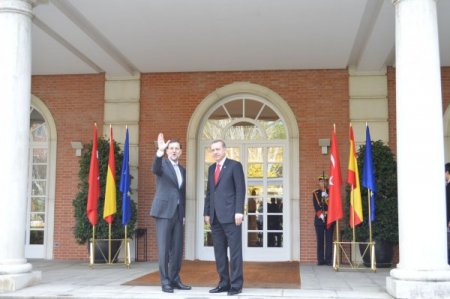 Başbakan Erdoğan, Moncloa Sarayı'nda törenle karşılandı