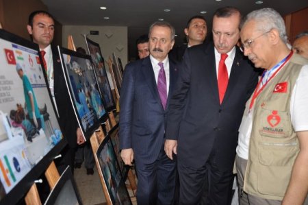 Başbakan Erdoğan, Nijer'de Türk doktorlarının fotoğraf sergisini gezdi