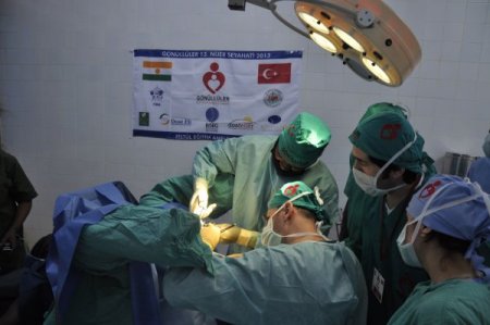 Başbakan Erdoğan, Nijer'de Türk doktorlarının fotoğraf sergisini gezdi
