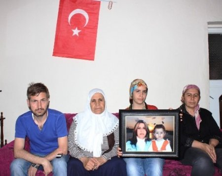 Başbakan Erdoğan, patlamada kızını ve ablasını kaybeden anne ile görüştü