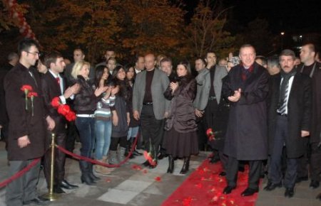 Başbakan Erdoğan, Selçuk Üniversitesi'nde Karanfillerle Karşılandı