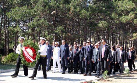 Başbakan Erdoğan, Sivastopol'deki Türk Şehitliği'ni ziyaret etti