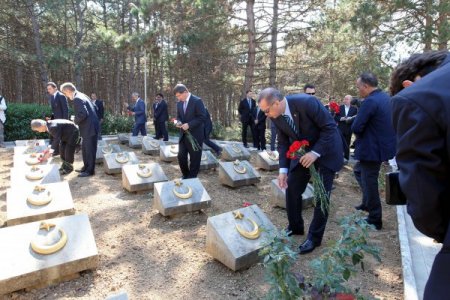 Başbakan Erdoğan, Sivastopol'deki Türk Şehitliği'ni ziyaret etti
