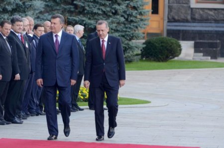 Başbakan Erdoğan, Ukrayna'da remsi törenle karşılandı