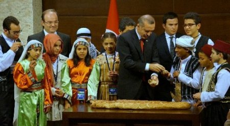Başbakan Erdoğan 'barış ekmeği' yedi