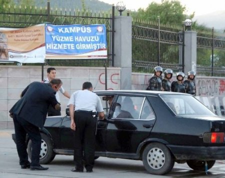 Başbakan Erdoğan patlamada yaralananları hastanede ziyaret etti