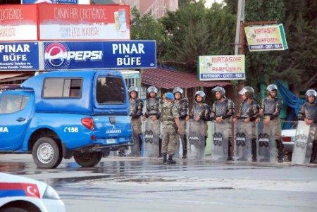 Başbakan Erdoğan patlamada yaralananları hastanede ziyaret etti