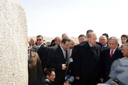 Başbakan Erdoğan Tonyukuk kitabesini gezdi, cami açılışı yaptı