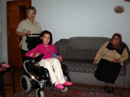 Başbakan Erdoğan'dan Aldığı Akülü Arabası Küçük Özge'ye Sevinç Kaynağı Oldu