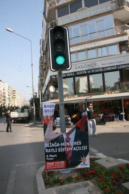 Başbakan Erdoğan'ın İzmir'e Geleceğini Duyuran Afişler Yırtıldı