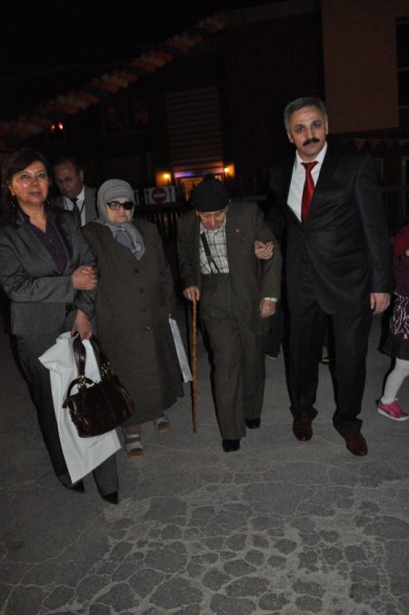 Başbakan hayranı yaşlı çift, Erdoğan'a baston ve tespih hediye etti