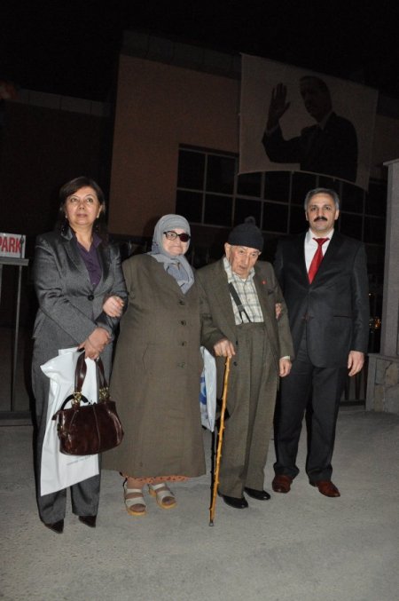 Başbakan hayranı yaşlı çift, Erdoğan'a baston ve tespih hediye etti