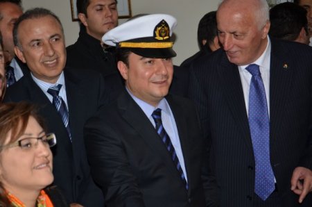 Başbakan Yardımcısı Ali Babacan, kaptan köşküne çıktı