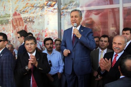 Başbakan Yardımcısı Arınç: Millet dalga dalga AK Partiye koşuyor