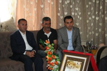 Başbakan Yardımcısı Bozdağ, şehit ailelerini ziyaret etti