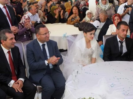 Başbakan Yardımcısı Bozdağ toplu nikah töreninde şahitlik yaptı