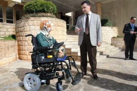 Başbakan'a gül veren Midyatlı Azize'ye akülü araba sürprizi