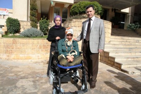 Başbakan'a gül veren Midyatlı Azize'ye akülü araba sürprizi