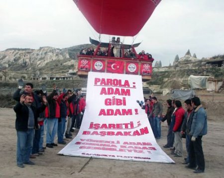 Başbakan'a Hakarete Balonlu Tepki