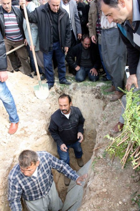 Başbakan'ın Azarladığı Çiftçi Öncel, Annesinin Cenazesini Toprağa Verdi