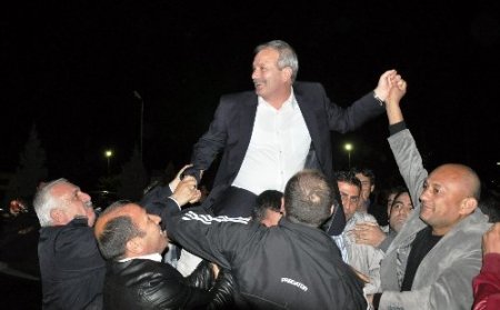 Başbakanın elinden ödül alan Başkana, Kozanlılardan görkemli karşılama