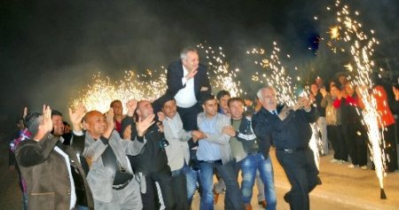 Başbakanın elinden ödül alan Başkana, Kozanlılardan görkemli karşılama