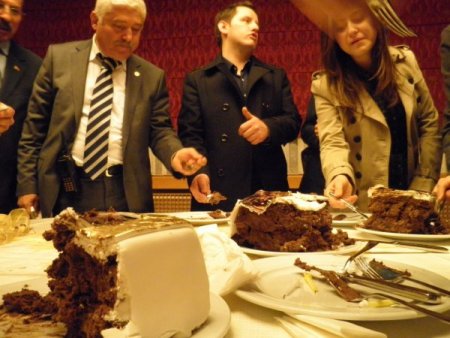 Başbakan'ın kestiği pastayı partili gençler yedi (Özel)