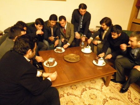 Başbakan'ın kestiği pastayı partili gençler yedi (Özel)