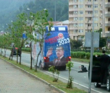 Başbakan'ın Konvoyuna Taşlı Saldırı: Otobüsten Düşen Polis Memuru Ağır Yaralandı
