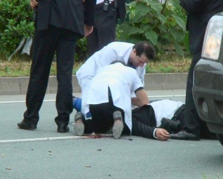 Başbakan'ın Konvoyuna Taşlı Saldırı: Otobüsten Düşen Polis Memuru Ağır Yaralandı