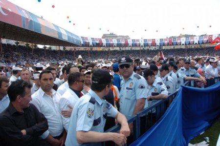 Başbakan’ın Mitingi Öncesinde Bir Vatandaş Gazetecilere Saldırdı