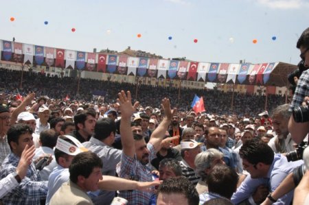 Başbakan’ın Mitingi Öncesinde Bir Vatandaş Gazetecilere Saldırdı