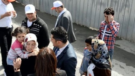 Başbakan’ın programında gözaltı ısrarı küçük çocuğu ağlattı