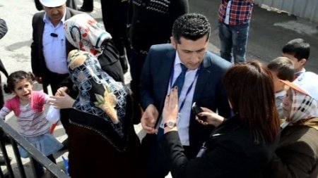 Başbakan’ın programında gözaltı ısrarı küçük çocuğu ağlattı