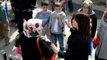 Başbakan’ın programında gözaltı ısrarı küçük çocuğu ağlattı