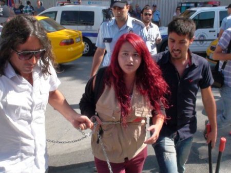 Başbakanlık ofisi önünde zincirli eylem