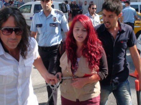 Başbakanlık ofisi önünde zincirli eylem