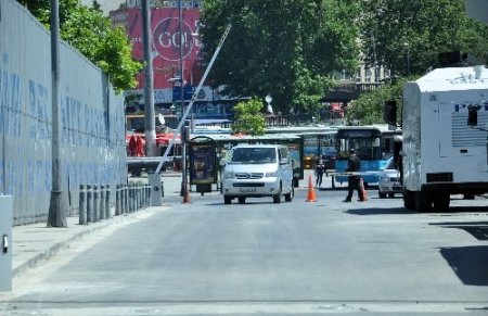 Başbakanlık ofisi önündeki yol araçlara kapatıldı