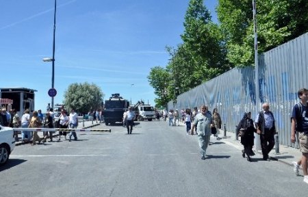 Başbakanlık ofisi önündeki yol araçlara kapatıldı